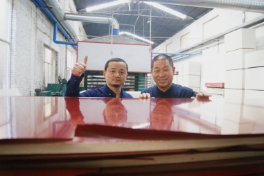 熱烈歡迎五棵松蘭州金牌代理商馬建軍先生蒞臨五棵松木業(yè)探討交流建筑模板發(fā)展的未來之路！