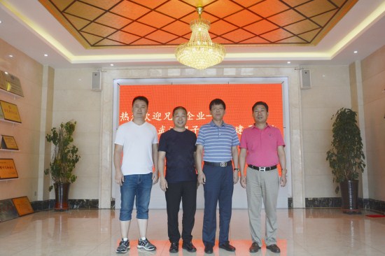 熱烈歡迎五棵松兄弟企業-----武漢傻子木業游建平到五棵松一同探討模板行業發展前景！