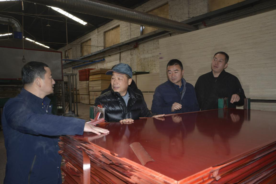 熱烈歡迎蘭州三友木業(yè)有限公司領導到五棵松木業(yè)參觀考察!
