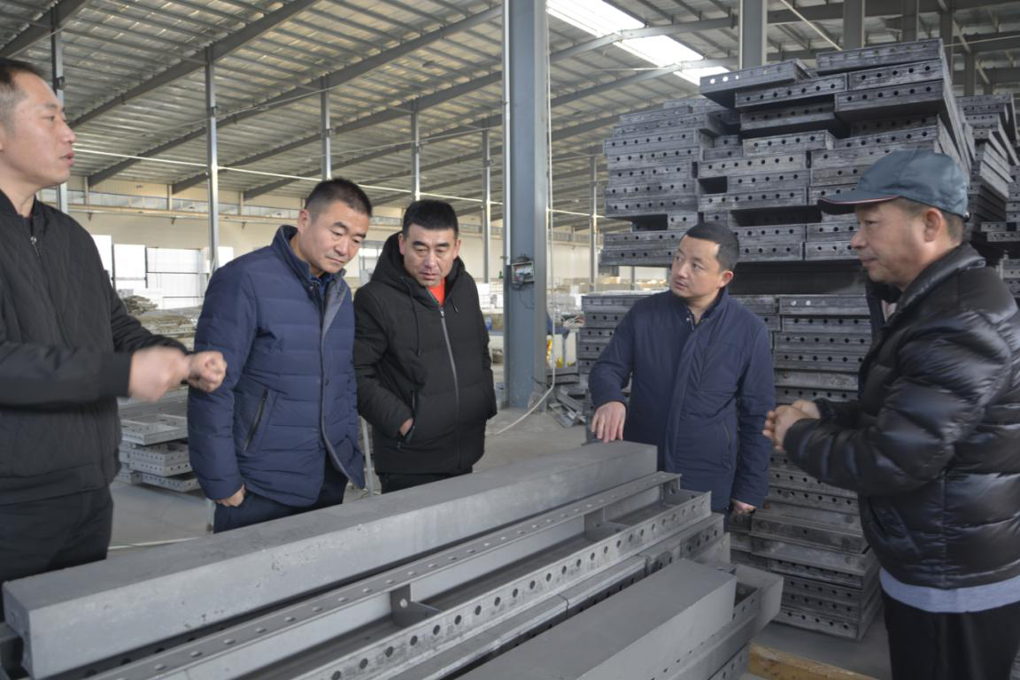 熱烈歡迎蘭州三友木業(yè)有限公司領導到五棵松木業(yè)參觀考察!