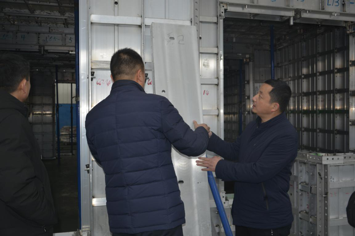 熱烈歡迎蘭州三友木業(yè)有限公司領導到五棵松木業(yè)參觀考察！