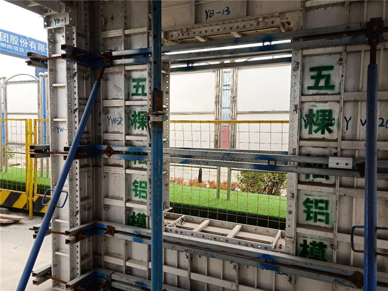 五棵松鋁模優質服務暖人心，蘇中建設致謝送錦旗